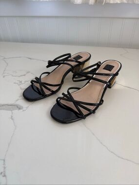 White House Black Market Millie Black Patent Strappy Good Block sandal 7.5